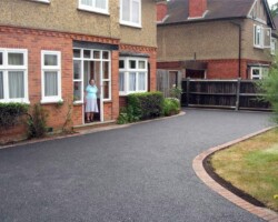 Durable and attractive Tarmac driveways in Devon by Stone Mark Contractors. Tarmac driveway by Stone Mark Contractors in Devon, designed for strength, durability, and elegant outdoor appeal.